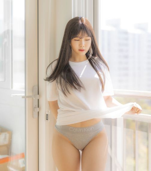 变成黑皮肤女孩和朋友在一起