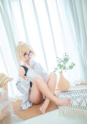 将军掀开她的乳罩揉捏她的胸
