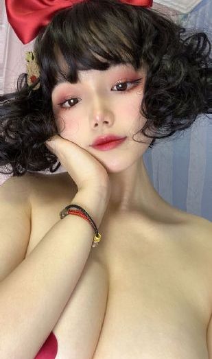 变成黑皮肤女孩和朋友在一起